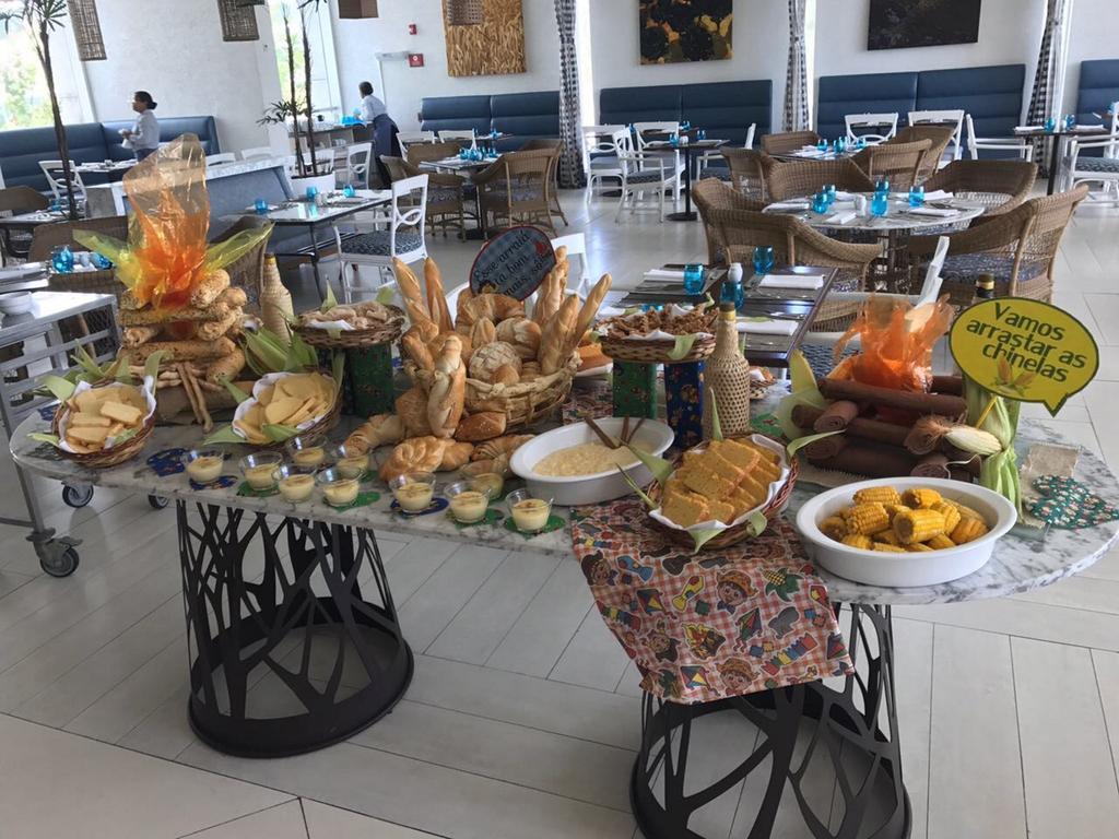 Sheraton Reserva Do Paiva Кабу-ді-Санту-Агостінью Екстер'єр фото A buffet at a hotel